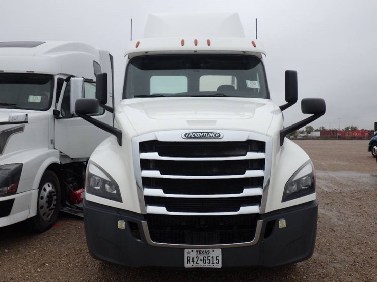 freightliner-cascadia-126-image-2