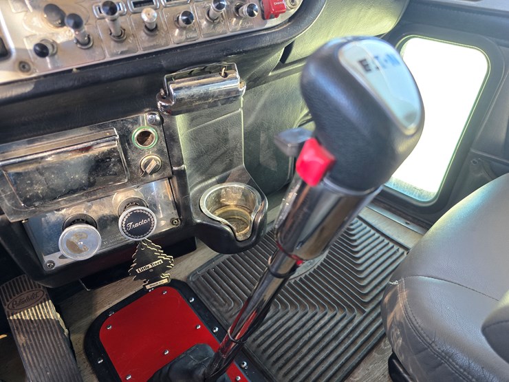 2005-peterbilt-379-image-102