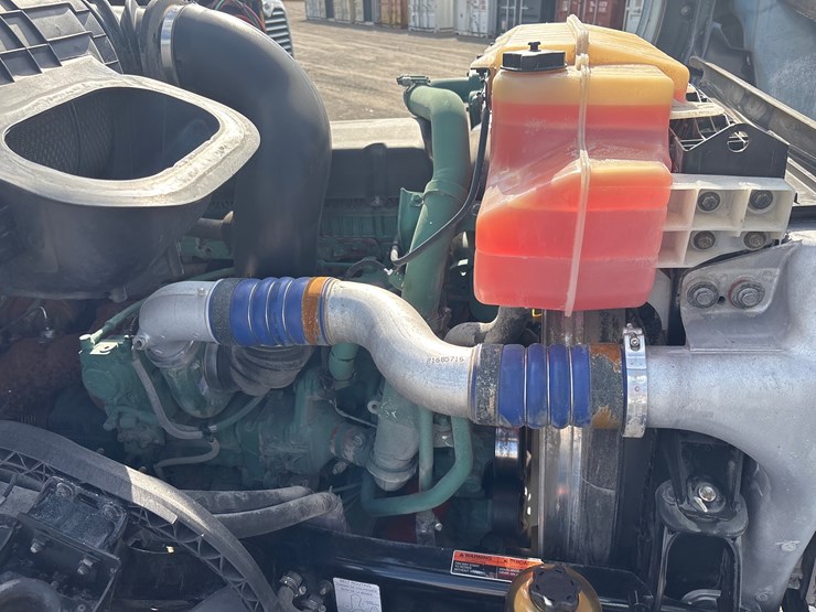 2016-volvo-vnl64t300-image-15