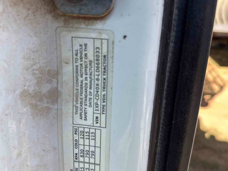 2020-peterbilt-567-image-1