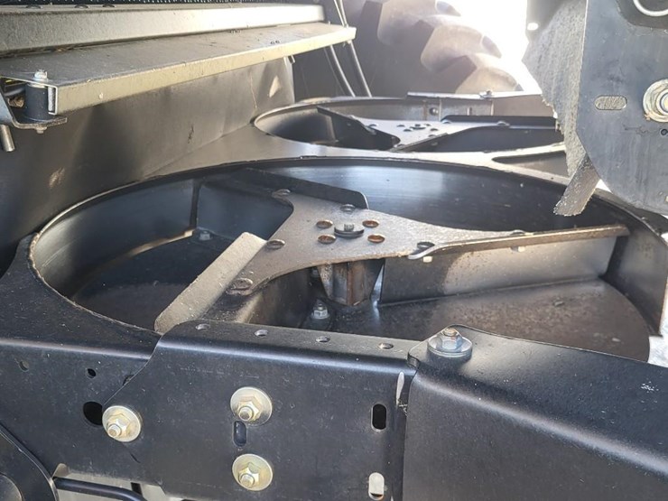 new-holland-cr9040-image-39