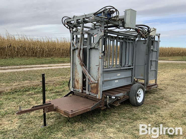 pearson-portable-hydraulic-squeeze-chute-image-1