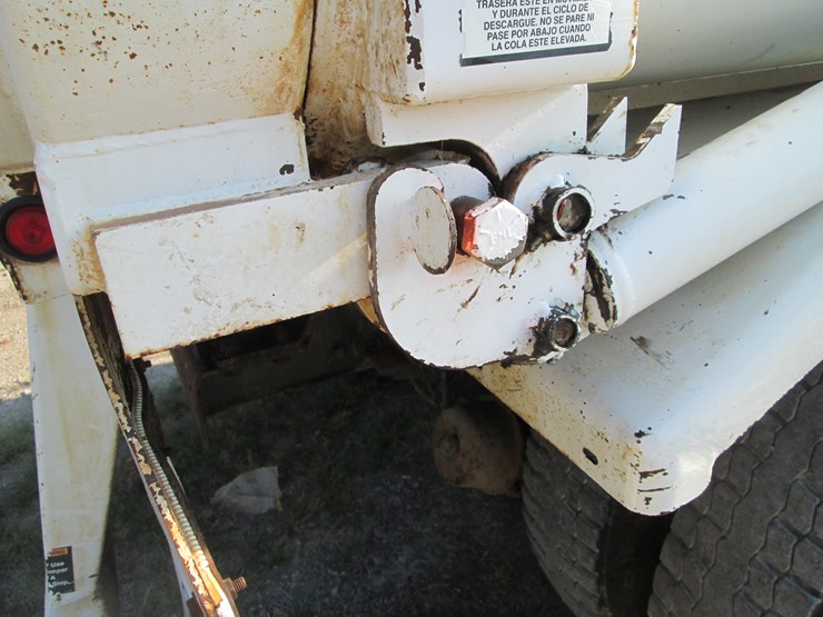 2016-freightliner-108sd-image-10