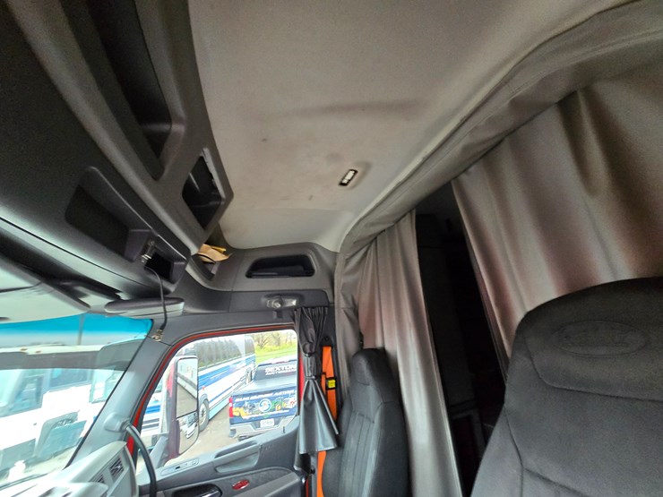 2017-peterbilt-579-image-77