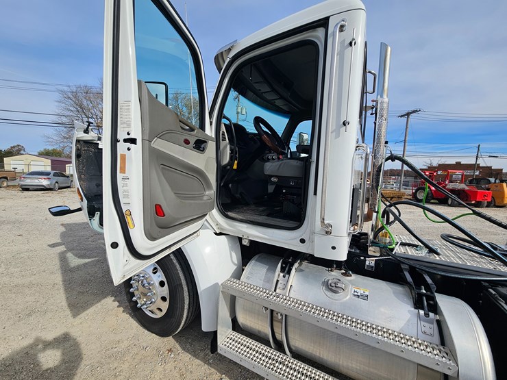 peterbilt-579-image-40