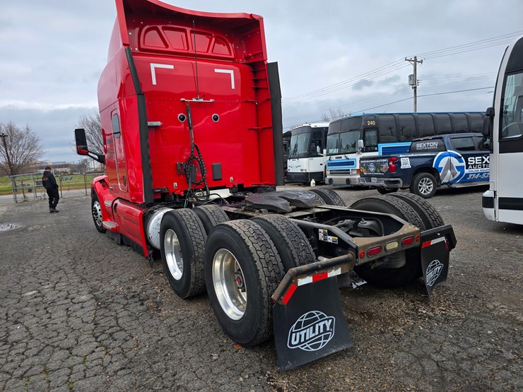 2017-peterbilt-579-image-17