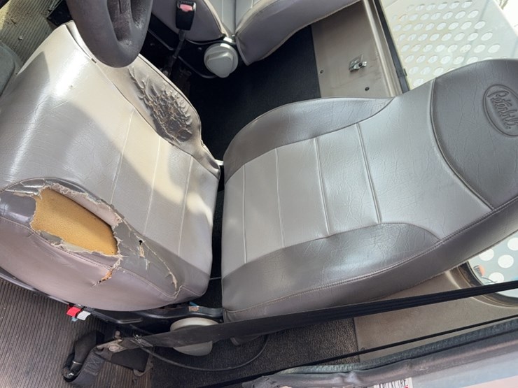 2007-peterbilt-335-image-19