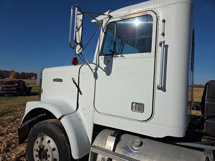 1988-freightliner-day-cab-semi-image-11