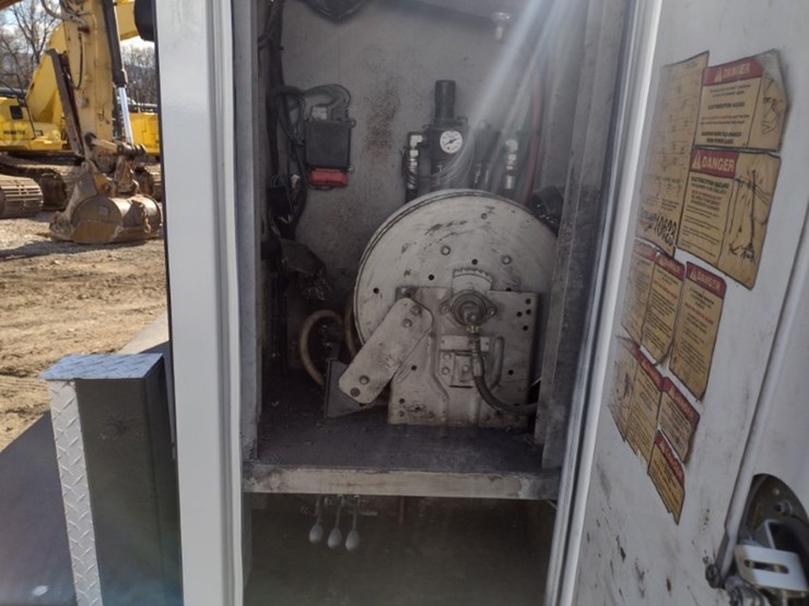 peterbilt-335-image-35