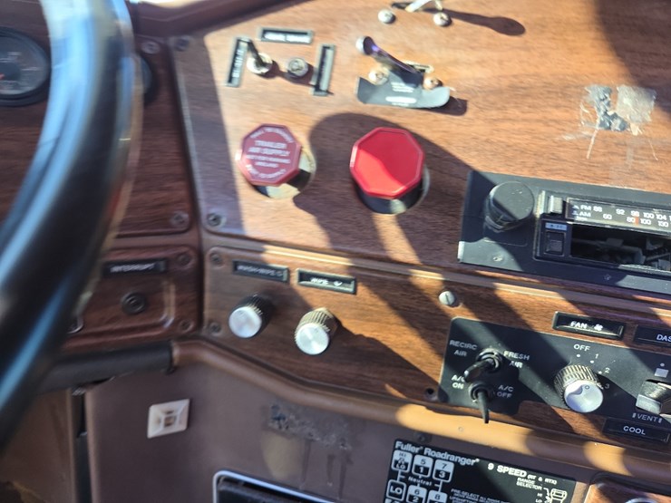 1988-freightliner-day-cab-semi-image-61