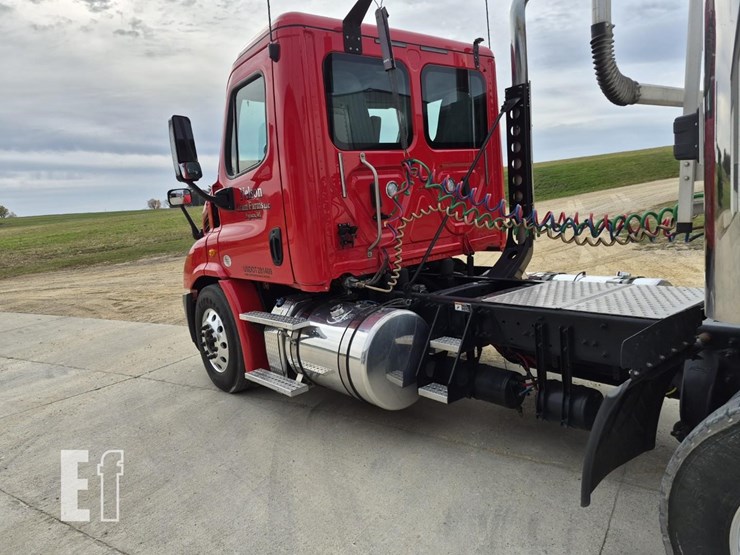 2018-freightliner-cascadia-113-image-16