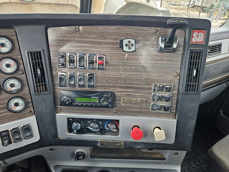 freightliner-122sd-image-80