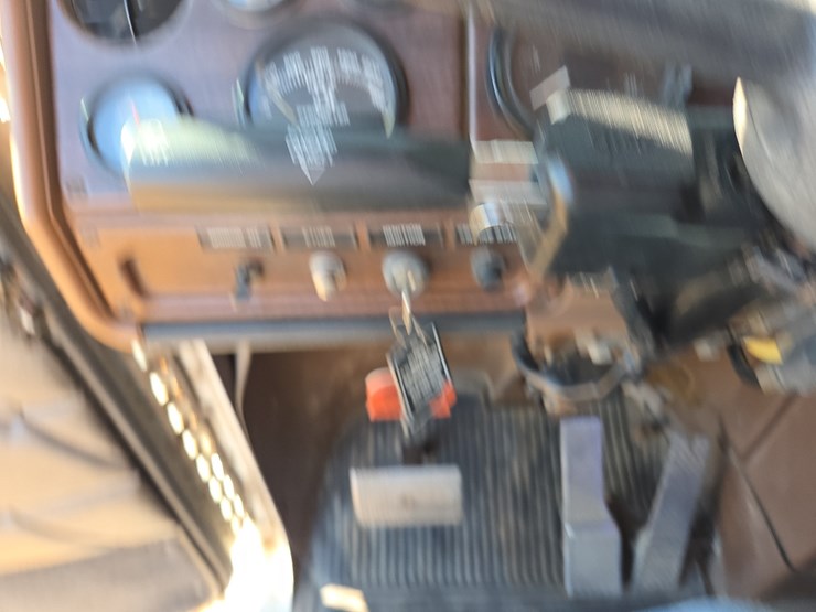 1988-freightliner-day-cab-semi-image-67