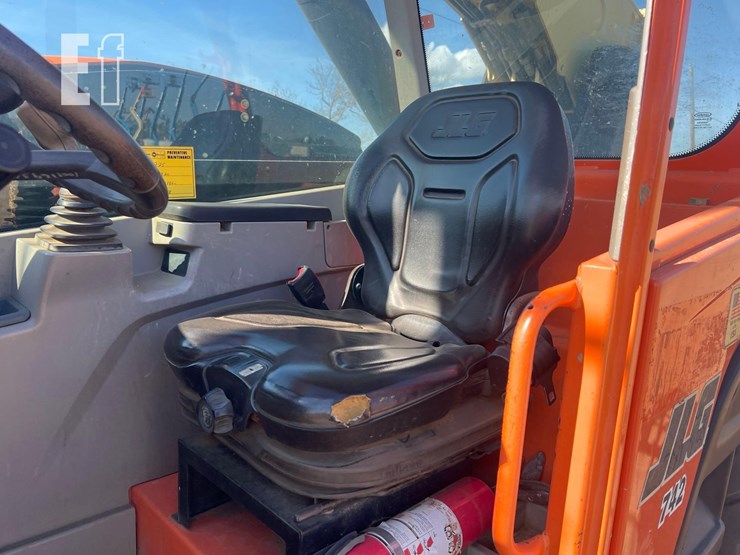 2018-jlg-742-image-25