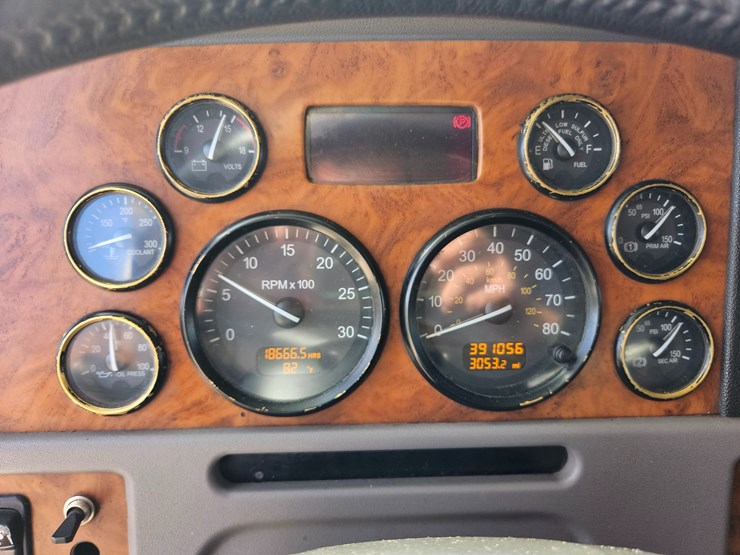 2009-peterbilt-365-image-81