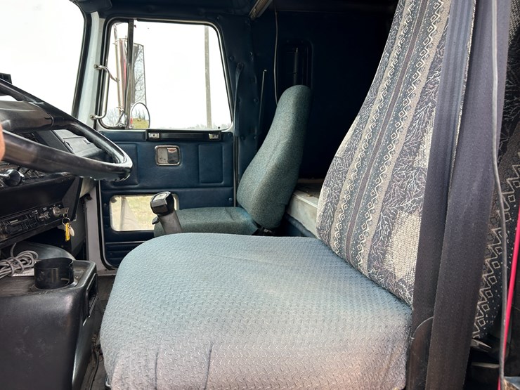 #95-•-volvo-semi-image-61