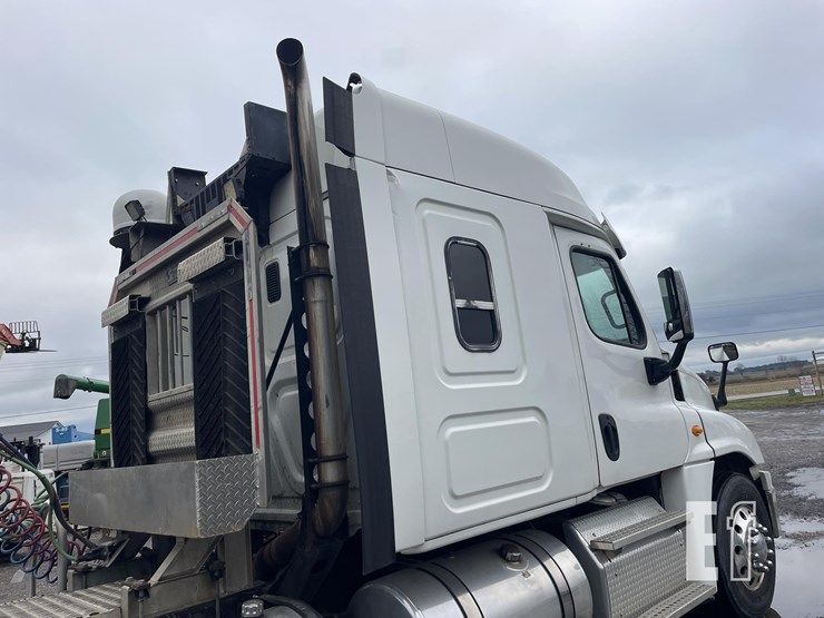 2014-freightliner-cascadia-125-image-3