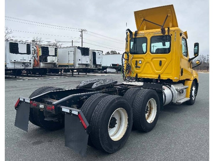 2019-freightliner-cascadia-126-image-2