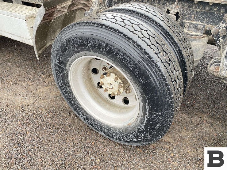 1993-freightliner-fld120-image-24