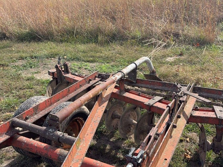 14ft-pull-type-hyd.-disk,-tandem-axle,-newer-tires,-newer-cylinder,-was-using-this-fall,-now-needs-a-new-bearing-and-shaft-on-front-left-side-image-17