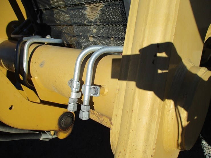 2017-caterpillar-450f-image-18