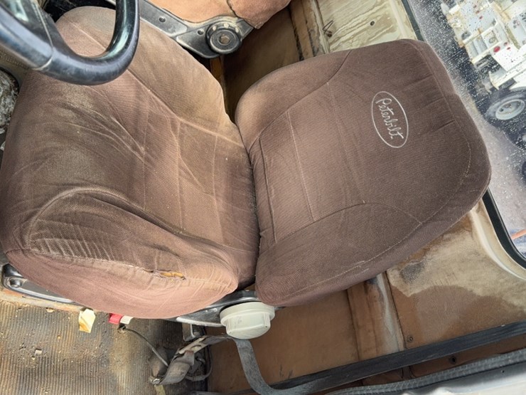 1997-peterbilt-379-image-16