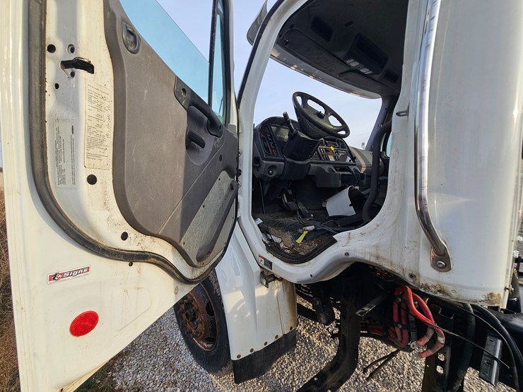 2019-freightliner-m2-106-image-38