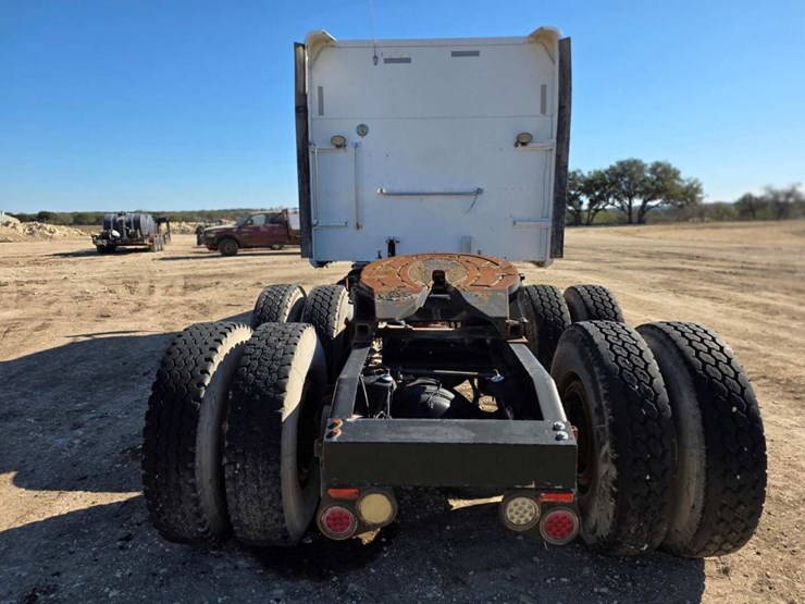 2013-peterbilt-386-image-9