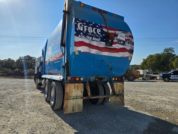 2013-peterbilt-320-image-14