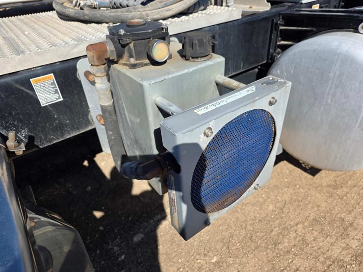 2013-peterbilt-367-image-17