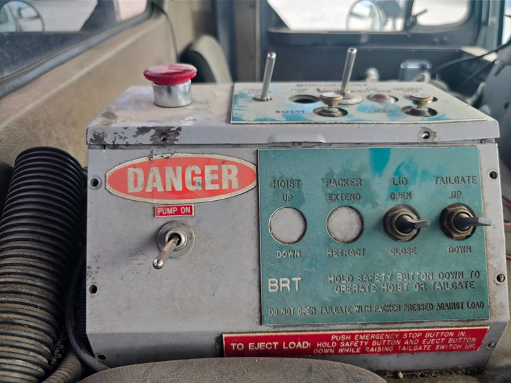 2003-peterbilt-320-image-58