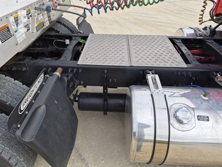 2018-freightliner-cascadia-113-image-14