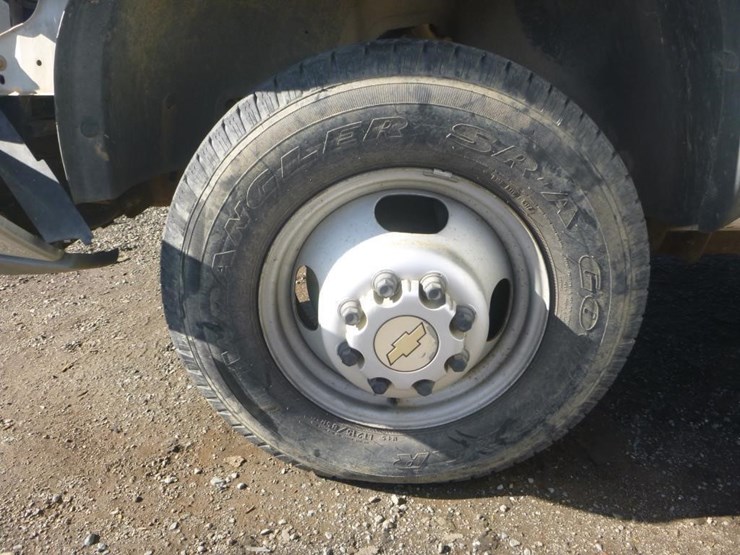 2005-chevrolet-3500-image-13