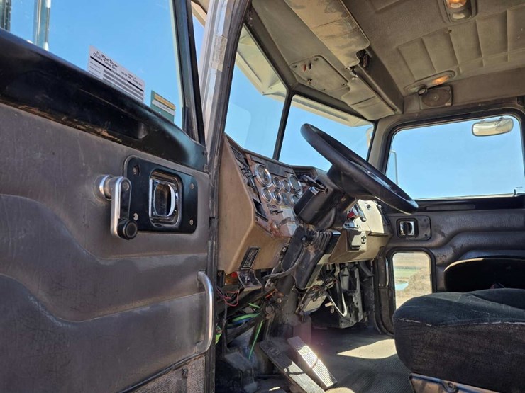 peterbilt-340-image-8