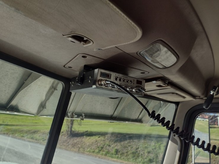 peterbilt-388-image-11