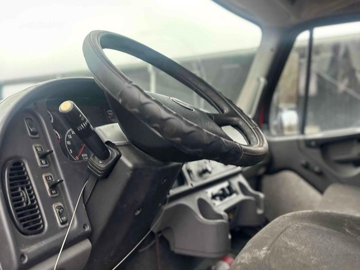 2016-freightliner-business-class-m2-106-image-18