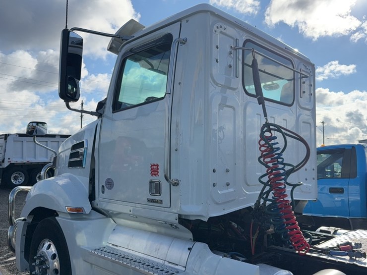 2018-western-star-5700xe-image-11