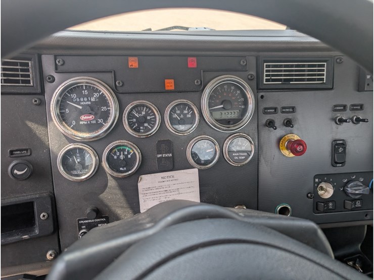 peterbilt-335-image-24