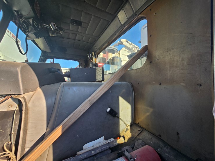 2002-peterbilt-320-image-29