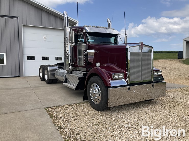 2017-kenworth-w900l-image-3