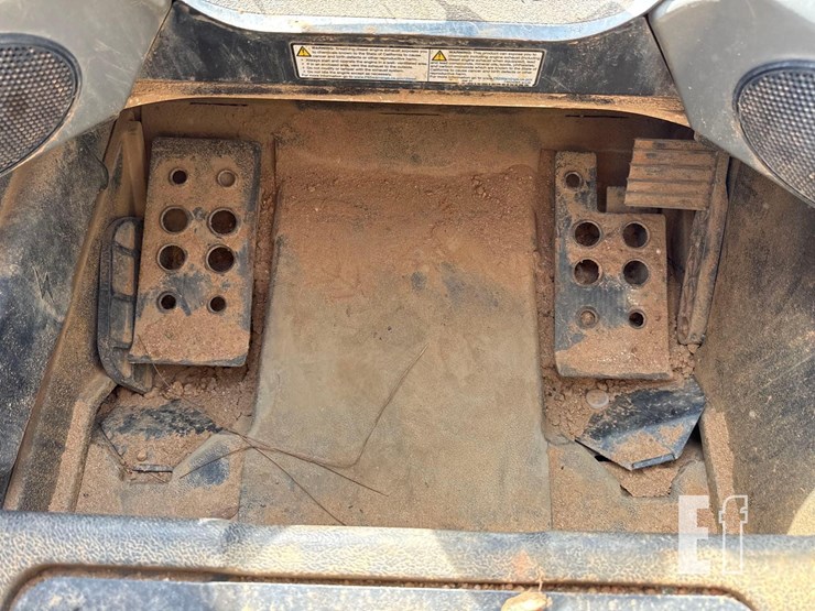 2022-bobcat-t740-image-30