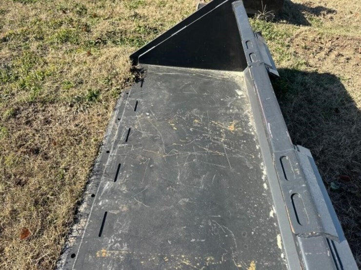 2025-wolverine-82"-skid-steer-bucket-image-6