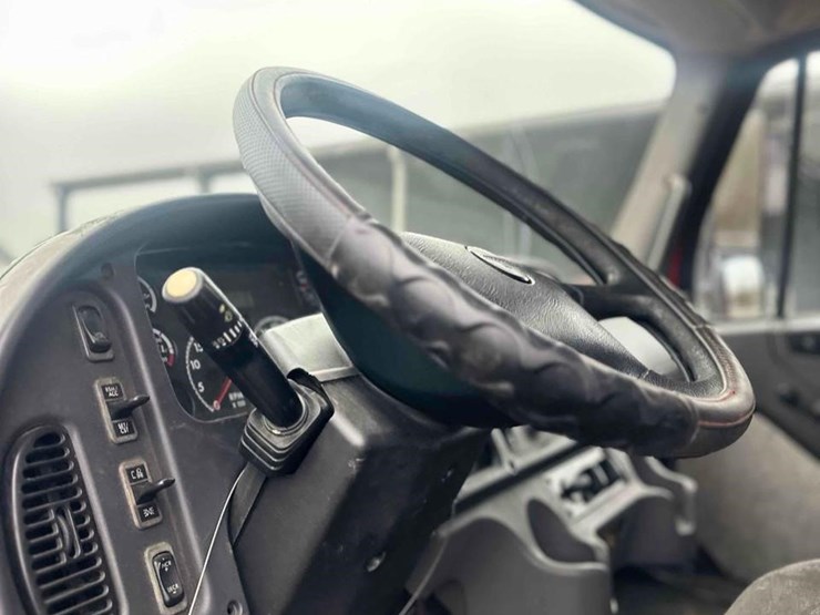 2016-freightliner-business-class-m2-106-image-26