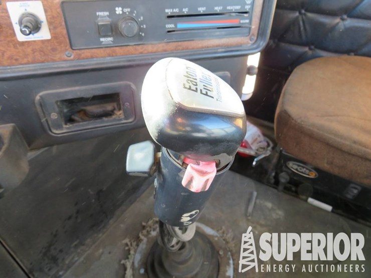 2006-freightliner-fld120-classic-image-16