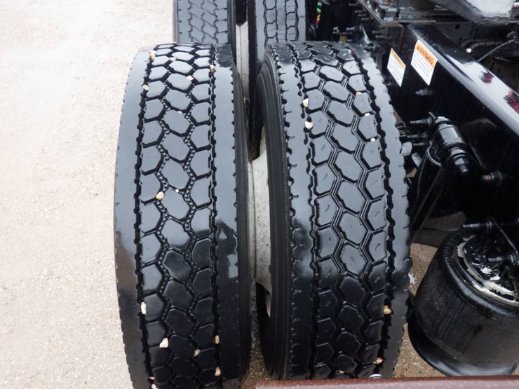 2020-freightliner-cascadia-126-image-13