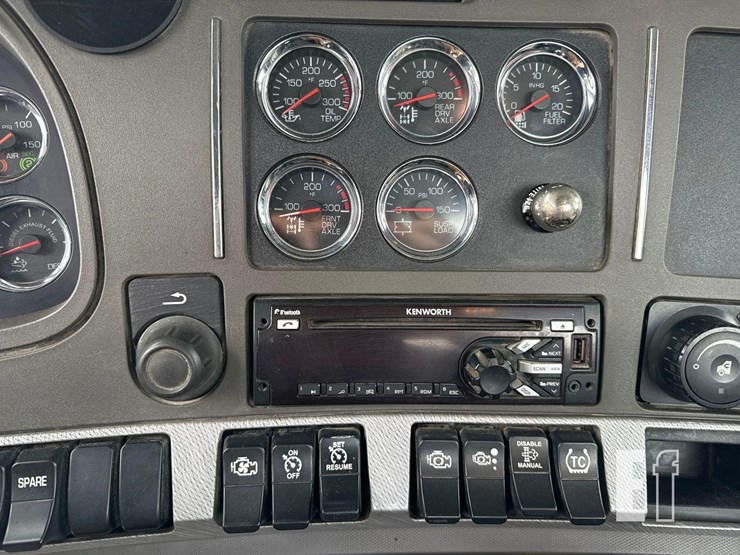 2015-kenworth-t880-image-26