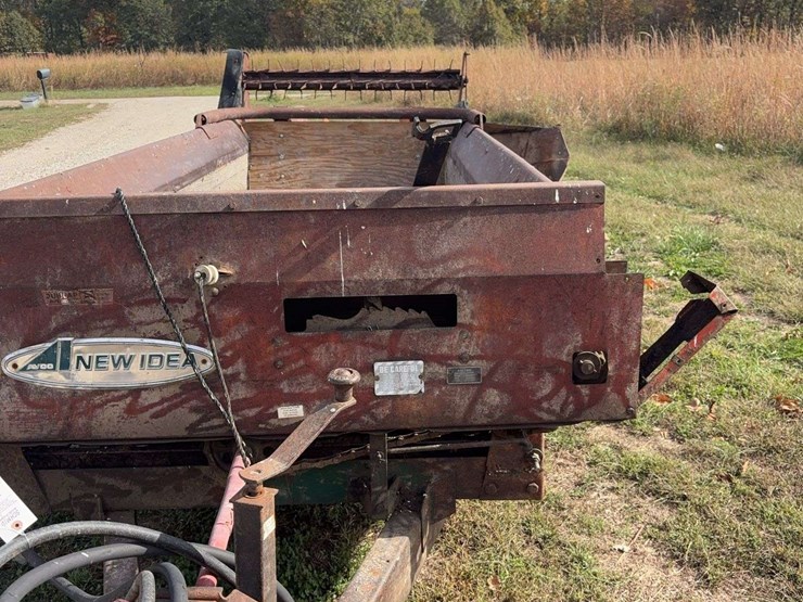 new-idea-manure-spreader,-single-axle,-wood-floor,-540pto,-has-a-hole-in-floor,-is-in-working-order,-just-needs-a-new-floor,-hyd.-slop/end-gate,-rear-beater-image-11