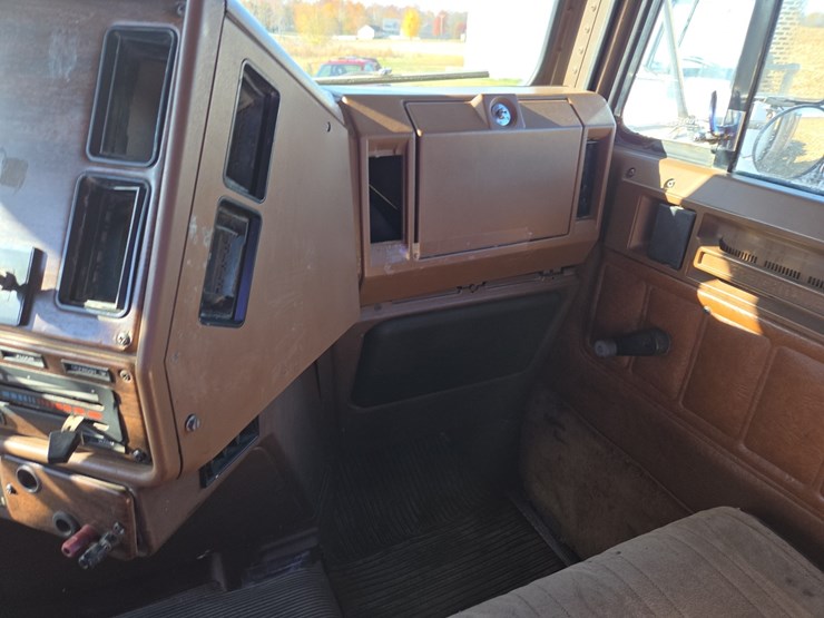 1988-freightliner-day-cab-semi-image-70