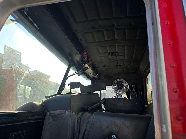 2001-peterbilt-320-image-42