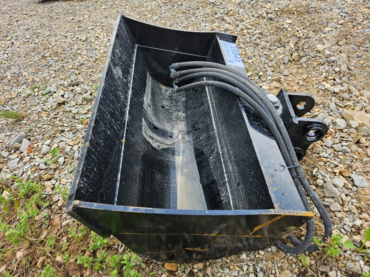 #18945-•-24"-bucket-mini-excavator-attachment-image-2